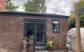 Beautiful Detached Private Annex In Great Location